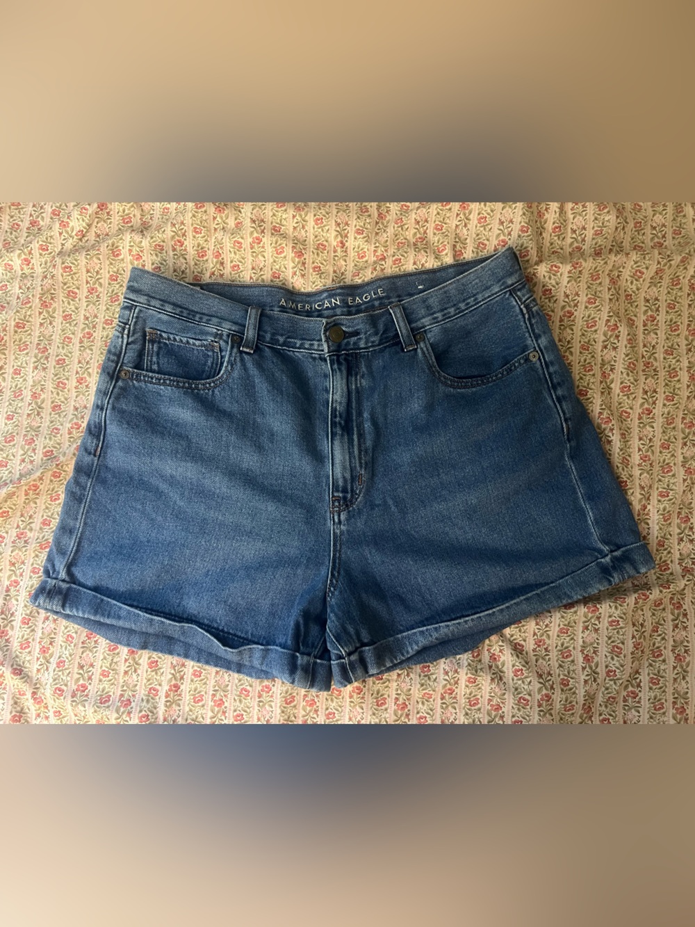 American Eagle Medium Blue Wash Cuffed Denim Mom Shorts 14